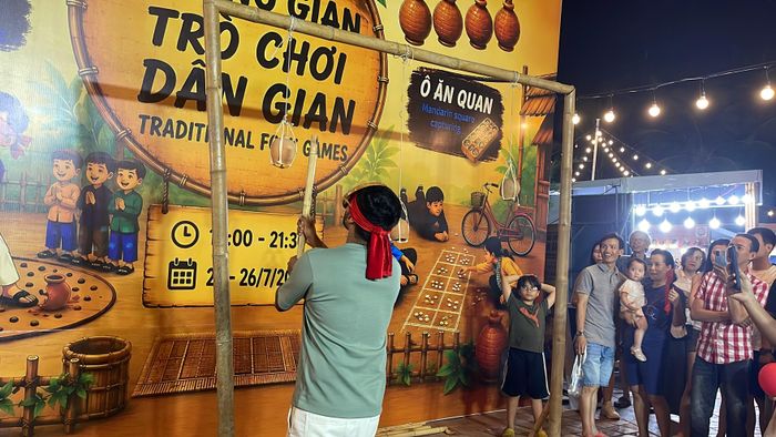 Du khách tham gia trò chơi dân gian tại lễ hội. Ảnh: XUÂN QUỲNH