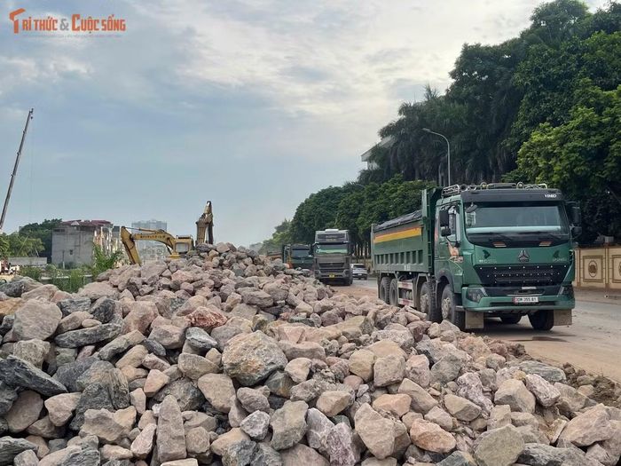 Xe ben liên tục vận chuyển đất đá phục vụ thi công. Mật độ phương tiện lớn khiến bụi phát tán mạnh mỗi khi xe ra vào công trường.