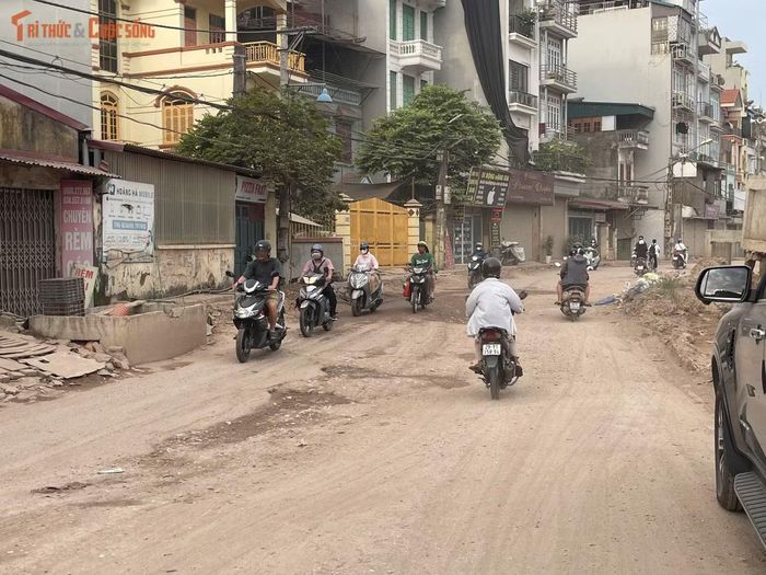 Nhiều người đi xe máy phải che kín mặt khi lưu thông qua khu vực công trường để hạn chế bụi bay vào mắt