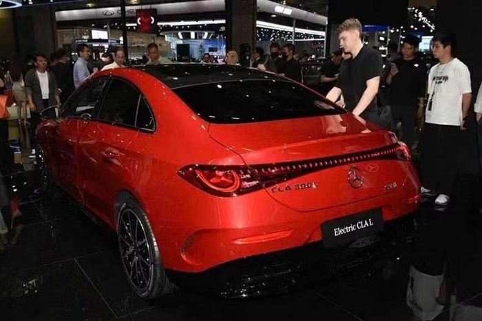 Tại Việt Nam, mẫu sedan thuần điện Mercedes-Benz CLA cũng chuẩn bị được bán ra. Hiện Mercedes-Benz Việt Nam đã nhận cọc dành cho mẫu xe này. Theo công bố của hãng, Mercedes-Benz CLA ở Việt Nam chỉ có 1 phiên bản là CLA 200 với giá khuyến nghị dự kiến dưới 1,7 tỷ đồng.