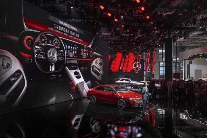 Xe hỗ trợ sạc nhanh DC với công suất tối đa 325 kW, cho phép chạy thêm khoảng 370 km chỉ sau 10 phút sạc. Theo tiêu chuẩn của nhiều thị trường phương Tây, tốc độ sạc DC như vậy là rất ấn tượng. Tuy nhiên, tại Trung Quốc, các hãng xe như BYD đã nâng tốc độ sạc lên một cấp độ mới với mạng lưới Flash Charging công suất 1.500 kW, có khả năng sạc pin từ 10% lên 97% chỉ trong 9 phút.