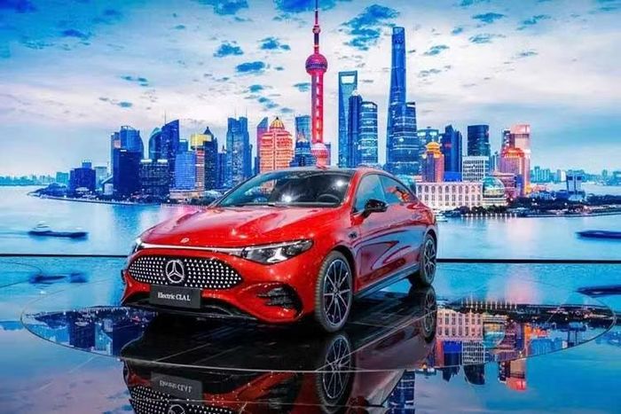 Mercedes-Benz CLA 200 electric ở Việt Nam được trang bị mô-tơ điện nằm trên cầu sau, tạo ra công suất tối đa 165 kW (khoảng 224 mã lực) và mô-men xoắn cực đại 335 Nm. Nhờ đó, xe có thể tăng tốc từ 0-100 km/h trong 7,5 giây và đạt tốc độ tối đa 210 km/h. Mô-tơ điện lấy năng lượng từ pin lithium-ion 800V có dung lượng 58 kWh. Pin cung cấp phạm vi hoạt động từ 459-542 km/lần sạc đầy theo tiêu chuẩn WLTP.