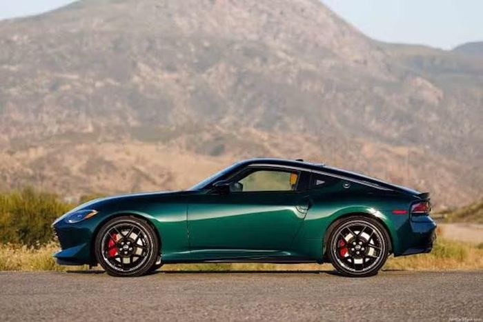 Theo kế hoạch, Nissan Z 2027 sẽ được mở bán trong mùa hè năm nay tại Mỹ. Phiên bản tiêu chuẩn có giá khởi điểm từ 44.480 USD (khoảng 1,17 tỷ đồng). Những thay đổi trên mẫu xe này chủ yếu tập trung ở phần đầu xe. Mẫu coupe được thiết kế lại cản trước và lưới tản nhiệt nhằm mang đến diện mạo mới, trong khi logo Nissan phía trước được thay bằng biểu tượng "Z".