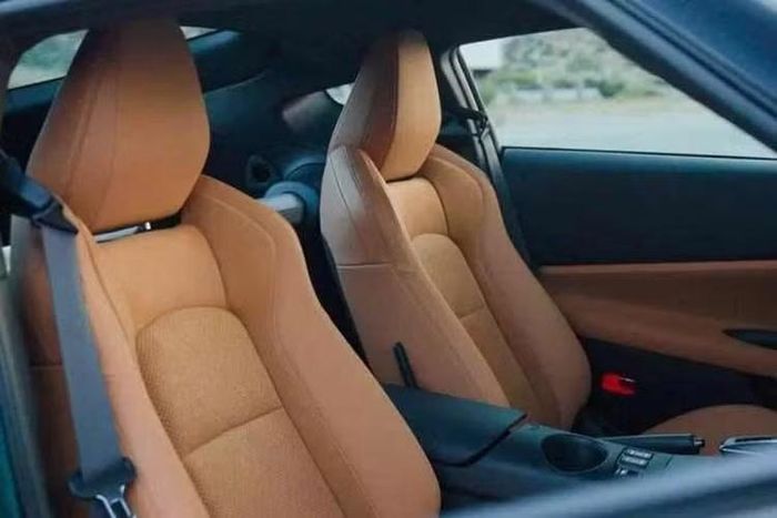Để phù hợp với hộp số sàn, phản hồi chân ga cũng được tinh chỉnh, đồng thời hệ thống tăng cường âm thanh chủ động (Active Sound Enhancement) và khử tiếng ồn chủ động (Active Noise Cancellation) được hiệu chỉnh lại.