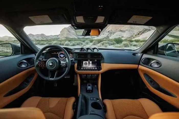 Theo Nissan, hộp số mới được phát triển riêng cho Z Nismo với bộ ly hợp nâng cấp và tỷ số cần số mới, giúp hành trình sang số ngắn hơn và mang lại cảm giác chuyển số chính xác hơn.