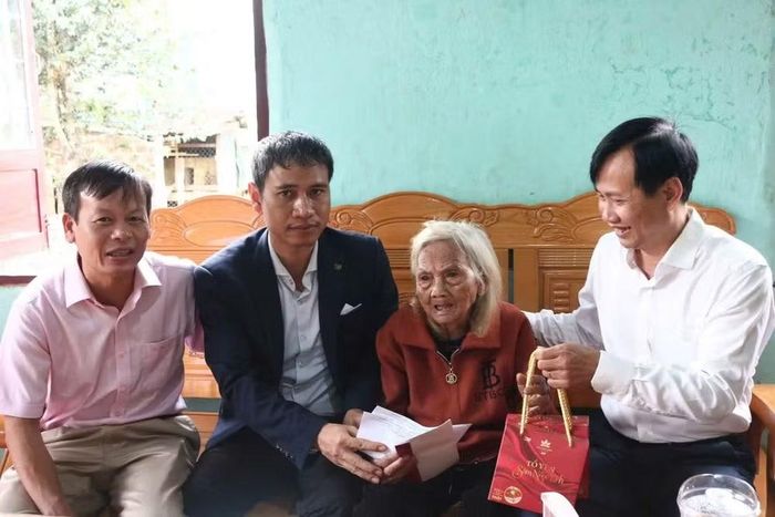 Lãnh đạo xã Tu Mơ Rông cùng doanh nghiệp trao quà cho Mẹ Việt Nam Anh hùng Y Tría (ảnh UBND xã)