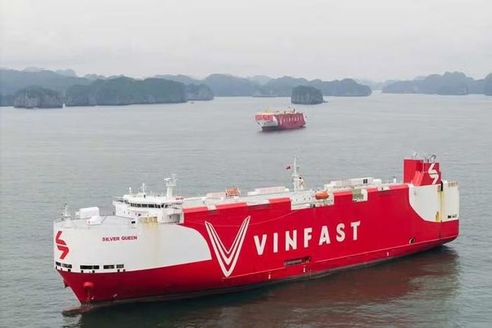 Silver Queen cũng là tàu RORO chuyên dụng được VinFast thuê dài hạn, có màu sơn và nhận diện thương hiệu VinFast tương tự như tàu Sea Patris.