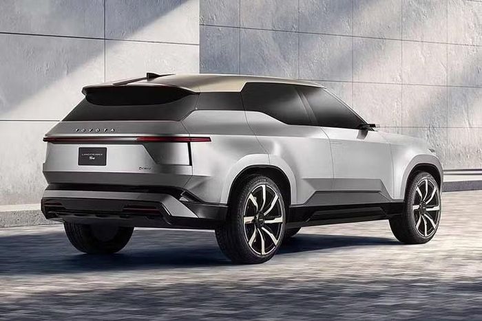 Kích thước xe được cho là tương đương, hoặc nhỉnh hơn đôi chút so với Toyota Grand Highlander. Nếu dự đoán này chính xác, đây sẽ là bước chuyển đáng chú ý của dòng Land Cruiser. Trong suốt nhiều thập kỷ, mẫu SUV này luôn gắn liền với kết cấu body-on-frame (khung gầm rời) nhằm tối ưu khả năng vận hành địa hình.