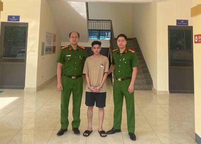 Đối tượng Nguyễn Văn Hùng bị lực lượng Công an bắt giữ.