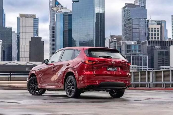 Bên cạnh việc điều chỉnh giá, Mazda cũng bổ sung hàng loạt trang bị an toàn tiêu chuẩn cho CX-60, gồm hệ thống hỗ trợ phát hiện phương tiện cắt ngang phía trước, hỗ trợ lái khi di chuyển trên đường cao tốc và trong điều kiện ùn tắc, cùng hệ thống hỗ trợ khẩn cấp cho người lái. Trước đây, một số tính năng này chỉ xuất hiện trên các phiên bản cao cấp.
