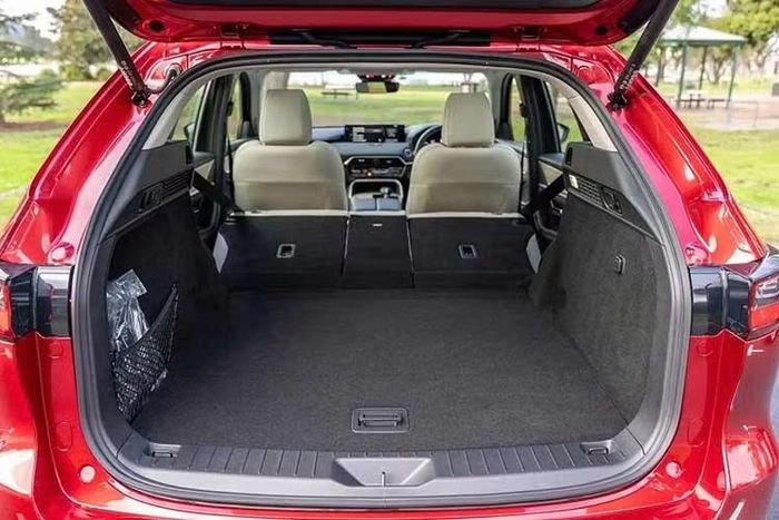 Bên trong xe được trang bị màn hình giải trí kích thước 12,3 inch, các dãy phím vật lý điều chỉnh hệ thống điều hòa không khí vẫn được giữ nguyên. Khu vực bệ tỳ tay trung tâm có cần số điện tử, lẫy chuyển chế độ lái Mi-Drive, núm vặn Commander Control... Ngoài ra xe còn có cửa sổ trời.