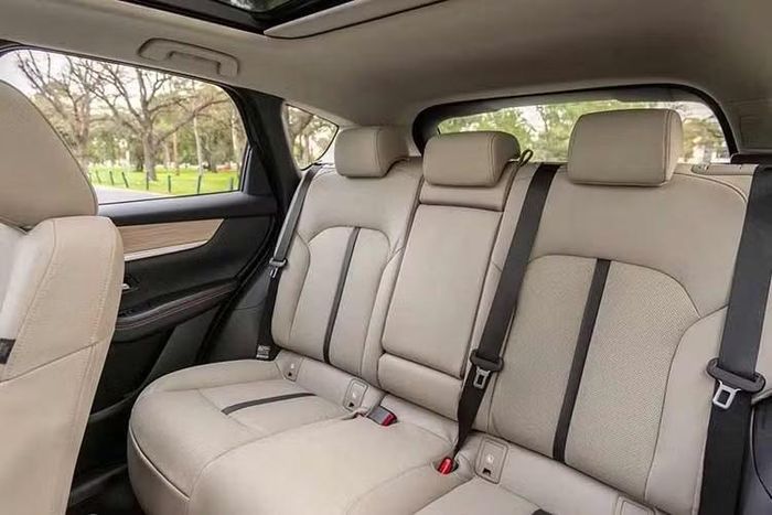Mazda CX-60 2026 có kích thước tổng thể dài x rộng x cao lần lượt là 4.740 x 1.890 x 1.680 mm, chiều dài cơ sở 2.870 mm. Hệ thống đèn chiếu sáng tích hợp dải đèn định vị ban ngày. Cụm đèn hậu của CX-60 khá giống với Mazda CX-5 thế hệ mới.