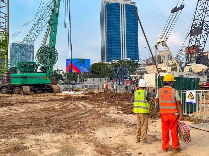 Toàn bộ khu vực thi công được lắp đặt hệ thống quan trắc hoạt động 24/7 để theo dõi liên tục các thông số như độ lún, độ nghiêng và chuyển vị của các công trình lân cận. Mọi dữ liệu được cập nhật theo thời gian thực để kịp thời xử lý nếu phát sinh diễn biến bất thường.
