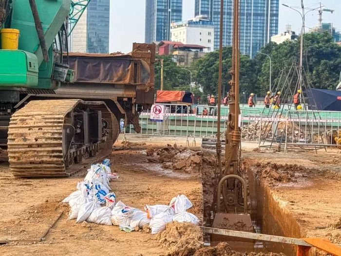 Bên cạnh đó, các giải pháp gia cố nền móng, kiểm soát tải trọng thiết bị và quy trình thi công nghiêm ngặt cũng được triển khai đồng bộ nhằm bảo đảm chất lượng công trình và sự ổn định của các công trình hiện hữu trong suốt quá trình thi công.