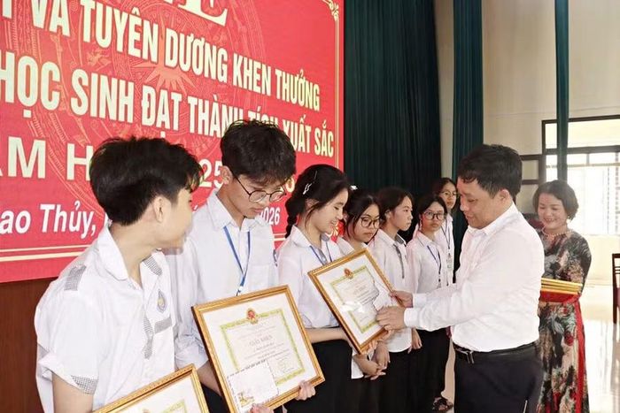 Thầy Doãn Văn Tuấn trao thưởng cho học sinh xuất sắc năm học 2025-2026.