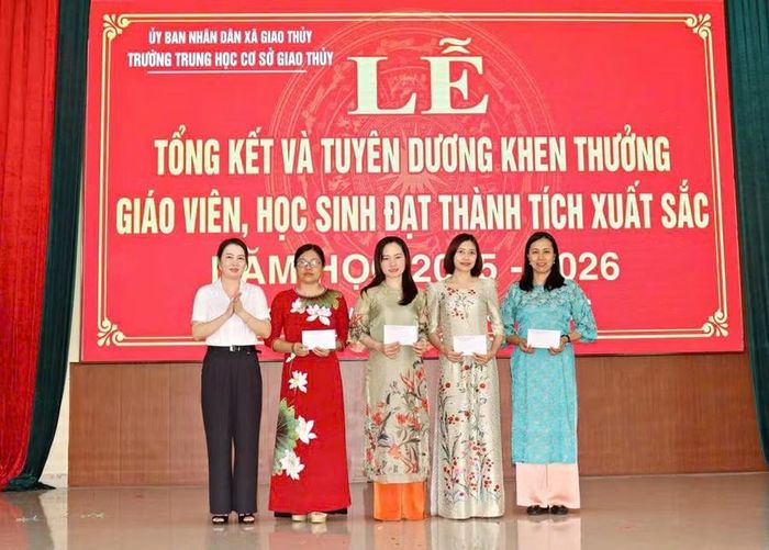 Vai trò của đội ngũ cán bộ, giáo viên trong giáo dục đạo đức, nhân cách cho học sinh là vô cùng quan trọng.