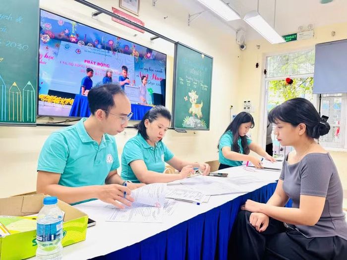 Phụ huynh nộp hồ sơ cho con vào lớp 6, Trường THCS Chương Dương năm học 2026-2027.