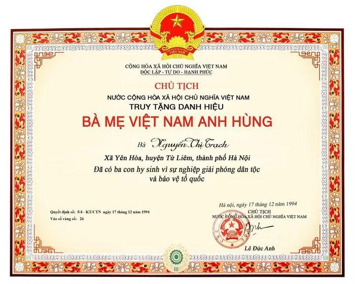 Bà Nguyễn Thị Trạch (mẹ nhà giáo - liệt sĩ Phạm Đình Cầu) mất năm 1992, đến năm 1994, bà được truy tặng Bà mẹ Việt Nam Anh hùng.