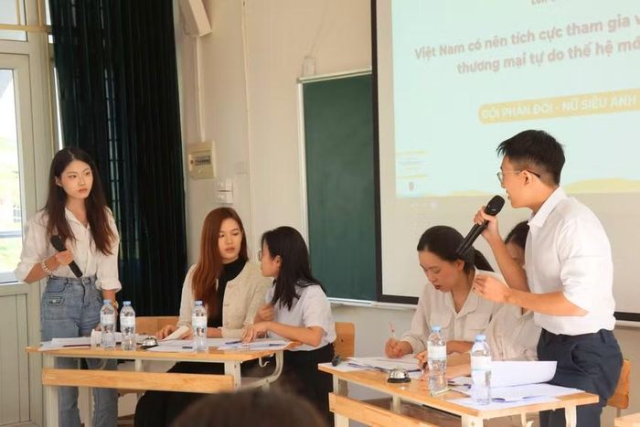 Sinh viên tranh biện về con đường hội nhập của Việt Nam trong cuộc thi The Debate Horizon 2025 của DynaGen Initiative Khóa 6.