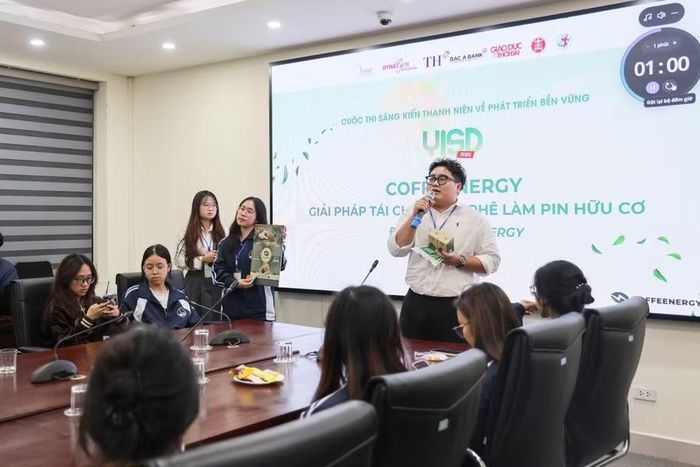 Sinh viên bảo vệ dự án trong Cuộc thi Sáng kiến Thanh niên về Phát triển bền vững do DynaGen Initiative Khóa 6 phối hợp với Trường Đại học KHXH&amp;NV tổ chức.