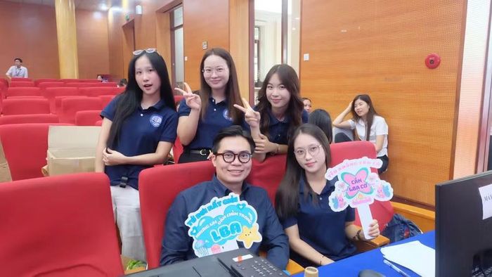 Thầy Lê Hồng Dương và sinh viên Học viện Ngân hàng.