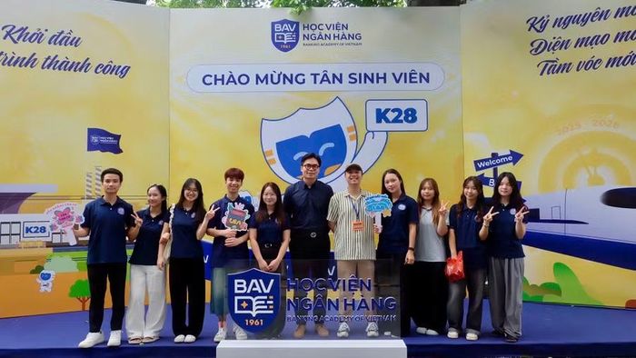 ThS Lê Hồng Dương (giữa) và các em sinh viên Khoa Luật, Học viện Ngân hàng.