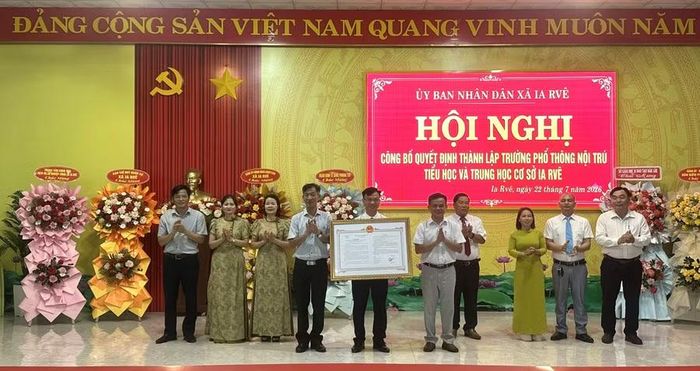 Phó Giám đốc Sở GD&amp;ĐT Phạm Huy Văn trao quyết định tại Trường Phổ thông nội trú TH và THCS Ia R'vê. (Ảnh: TT)