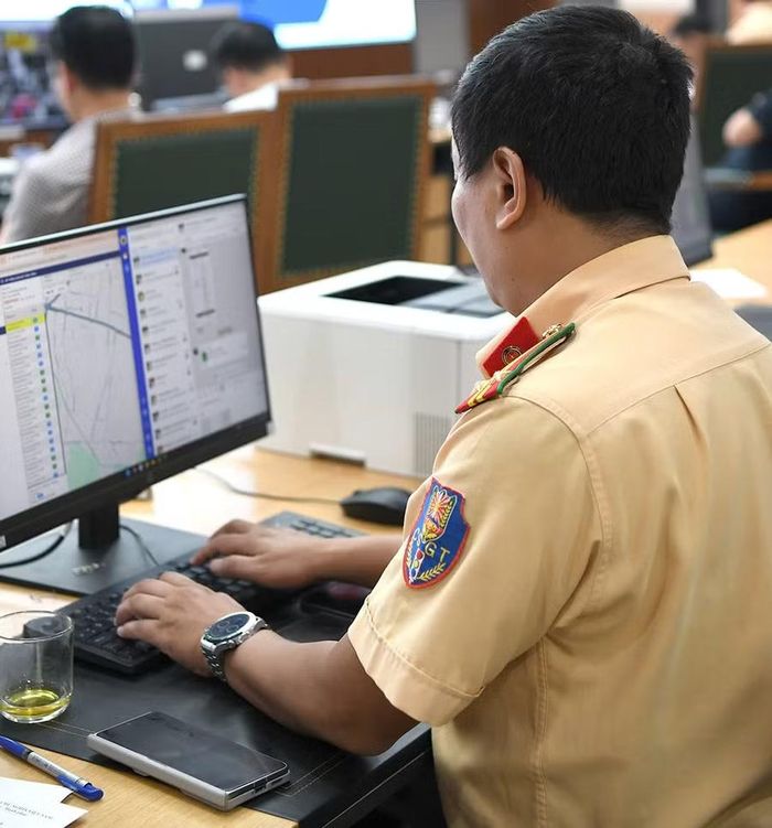 Cảnh sát giao thông rà soát phương tiện qua hệ thống giám sát hành trình.