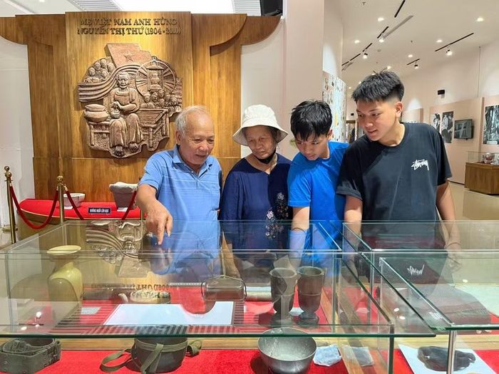 Ông Đinh Như Tuyên cho biết, vợ chồng ông cùng gia đình đưa các cháu đến tham quan không gian trưng bày để thế hệ trẻ hiểu thêm về lịch sử, biết ơn sự hy sinh của cha anh vì độc lập, tự do cho Tổ quốc. Góp phần bồi đắp lòng biết ơn và lan tỏa đạo lý "Uống nước nhớ nguồn" cho thế hệ sau.