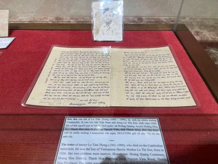 Đây là kỷ vật của các liệt sĩ, chiến sĩ cách mạng đang được lưu giữ tại Khu Tượng đài Mẹ Việt Nam anh hùng. Di ảnh và bức thư của liệt sĩ Lê Tiến Thông (1965 - 1990) hy sinh tại chiến trường Campuchia gửi mẹ (Mẹ Việt Nam anh hùng Lê Thị Sơn, quê tại phường Nguyệt Viên, tỉnh Thanh Hóa).