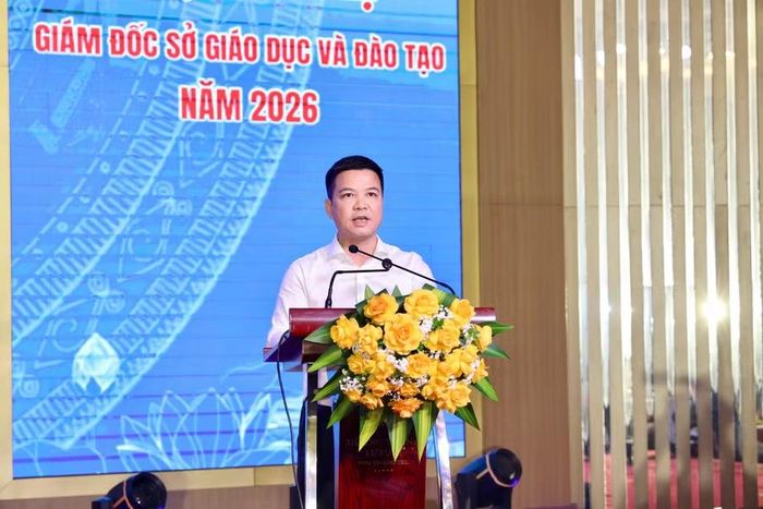 Chánh Văn phòng Bộ GD&amp;ĐT Trần Quang Nam báo cáo tại hội nghị.