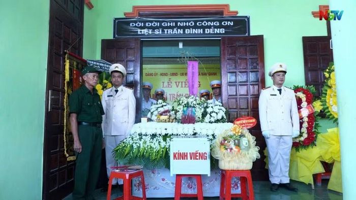 Lễ viếng liệt sĩ được tổ chức trang nghiêm tại nhà riêng thân nhân.