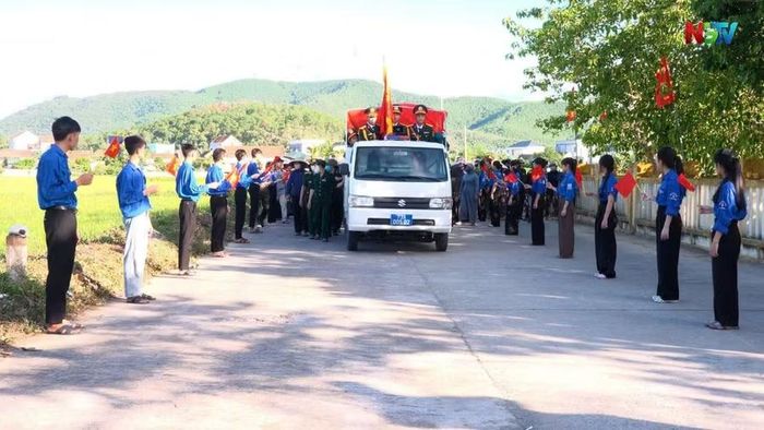 Hài cốt liệt sĩ Trần Đình Dẻng được đưa về quê hương an táng sau gần 40 năm xa quê.