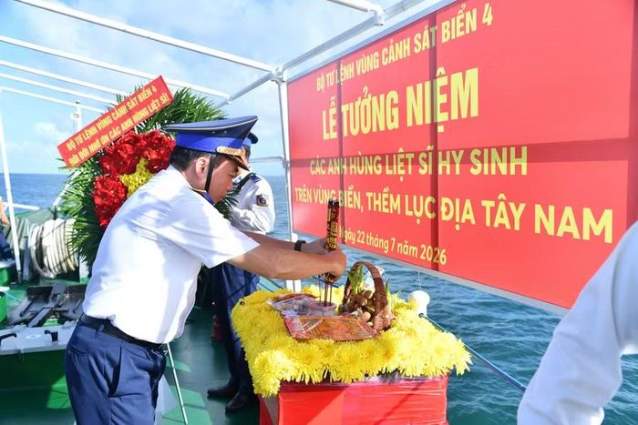 Thiếu tướng Đào Bá Việt, Tư lệnh Vùng Cảnh sát biển 4, dâng hoa, dâng hương tưởng niệm các Anh hùng liệt sĩ hy sinh trên vùng biển, thềm lục địa Tây Nam của Tổ quốc.