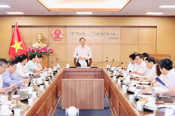 Thứ trưởng Bộ GD&ĐT Đoàn Trung Kiên chủ trì hội nghị.