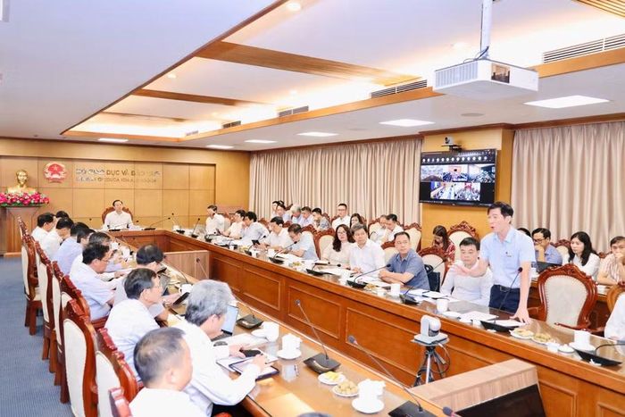 Các đại biểu trao đổi tại hội nghị.