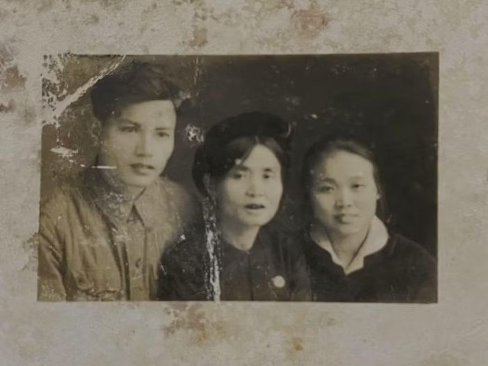 Bức ảnh mẹ Lê Thị Sáu chụp với vợ chồng người con trai cả Lê Huy Minh.