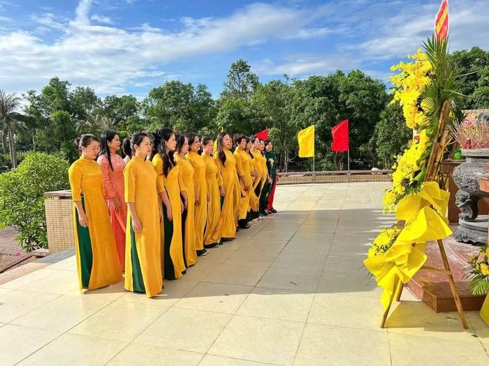 Trường Tiểu học Hồng Sơn (Thành Vinh, Nghệ An) dâng hương tại Nghĩa trang liệt sỹ quốc tế Việt - Lào. Ảnh: NTCC