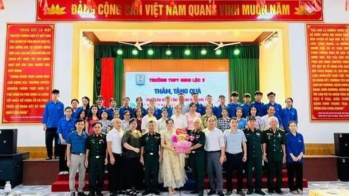 Trường THPT Nghi Lộc 3 (Vinh Lộc, Nghệ An) thăm hỏi, tặng quà tại Trung tâm Điều dưỡng thương bệnh binh tỉnh Nghệ An. Ảnh: NTCC