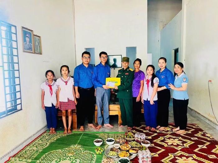Các em học sinh, giáo viên Trường Tiểu học Châu Bính đến thăm, nấu bữa cơm tri ân tại nhà thương binh Vi Thế Vinh. Ảnh: NTCC