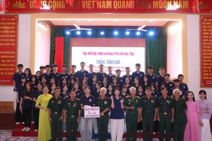 Tập thể giáo viên, học sinh, phụ huynh lớp 12D8 Trường THPT Hà Huy Tập (Thành Vinh, Nghệ An) tặng quà tri ân các thương binh. Ảnh: NTCC