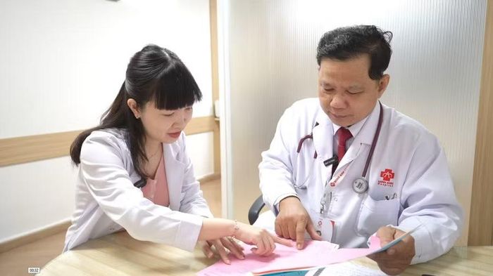 BS Cồ Nguyễn Phương Dung và BS Mai Văn Minh thảo luận hướng điều trị cho bệnh nhân.