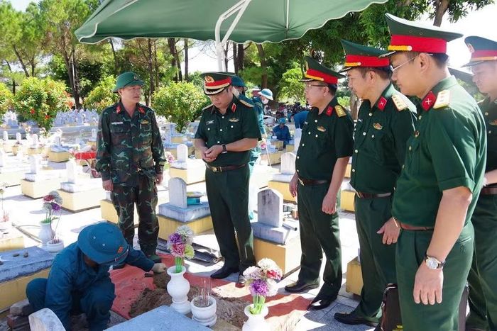 Thiếu tướng Ngô Nam Cường, Phó Tư lệnh Quân khu 4 kiểm tra tại Nghĩa trang liệt sĩ Vĩnh Linh.