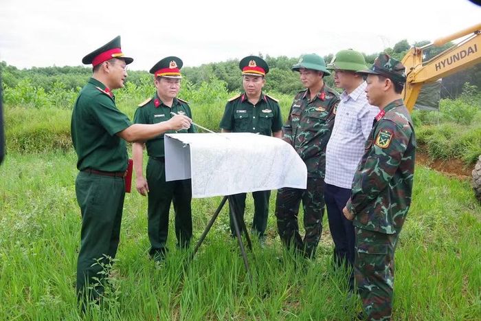 Bộ chỉ huy Quân sự tỉnh khảo sát địa bàn tổ chức tìm kiếm hài cốt liệt sĩ.