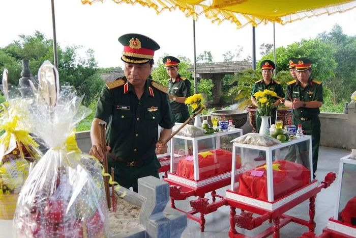 Trung tướng Hà Thọ Bình, Tư lệnh Quân khu 4 dâng hương tri ân các liệt sĩ. Ảnh: Xuân Diện