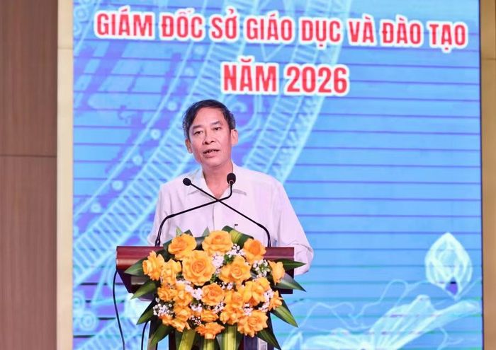 Ông Vũ Minh Đức – Cục trưởng Cục Nhà giáo và Cán bộ quản lý giáo dục (Bộ GD&ĐT) báo cáo tại hội nghị.