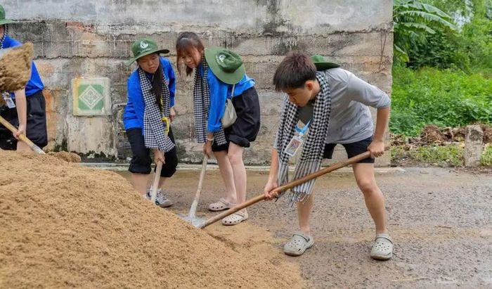 Đội sinh viên tình nguyện Trường Đại học Kinh tế - Đại học Đà Nẵng với công trình sửa chữa nhà tình nghĩa cho một hộ dân tại xã Bà Nà.