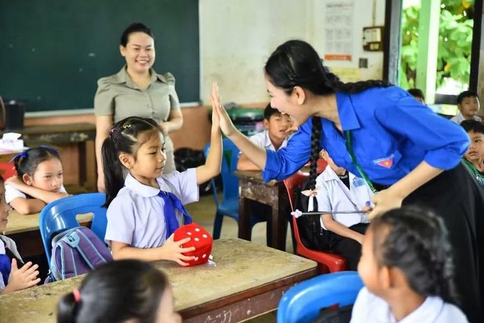 Sinh viên Trường Đại học Ngoại ngữ - Đại học Đà Nẵng tổ chức các hoạt động vui chơi cho học sinh Trường Tiểu học Sounantha.
