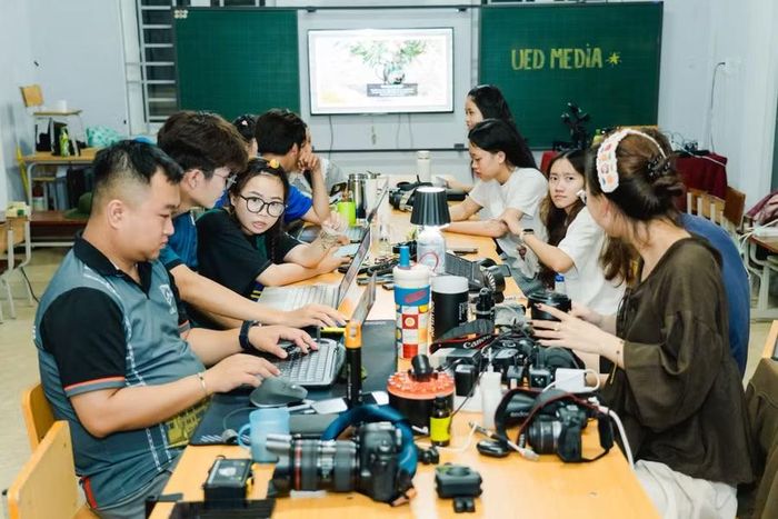 Đội Sinh viên tình nguyện Trường Đại học Sư phạm - Đại học Đà Nẵng hỗ trợ truyền thông cho sự kiện Lễ hội quế Trà Leng.