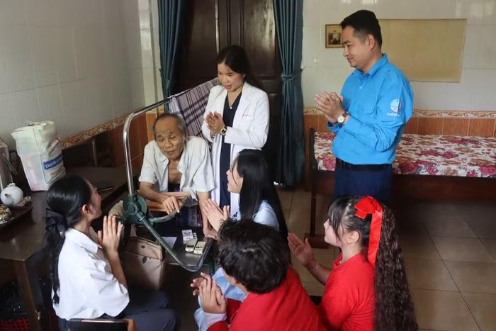 Những phần quà tri ân, văn nghệ được trao tận phòng các thương binh không thể dự trực tiếp tại hội trường. Ảnh: Lê Huy.